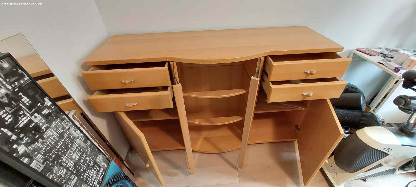 Stabiles Siteboard zu verschenken. Gratis abzugeben: Kästli aus Holz mit 4 Schubladen und Glasvitrine: Gebrauchsspuren vorhanden.
Masse 155.5 x 45-52cm Höhe: 97cm.
Schubladenbreite ca. 48cm
Glasvitrinenbreite: ca. 60cm
Muss in Ermatingen abgeholt werden. Bei Interesse gerne melden.