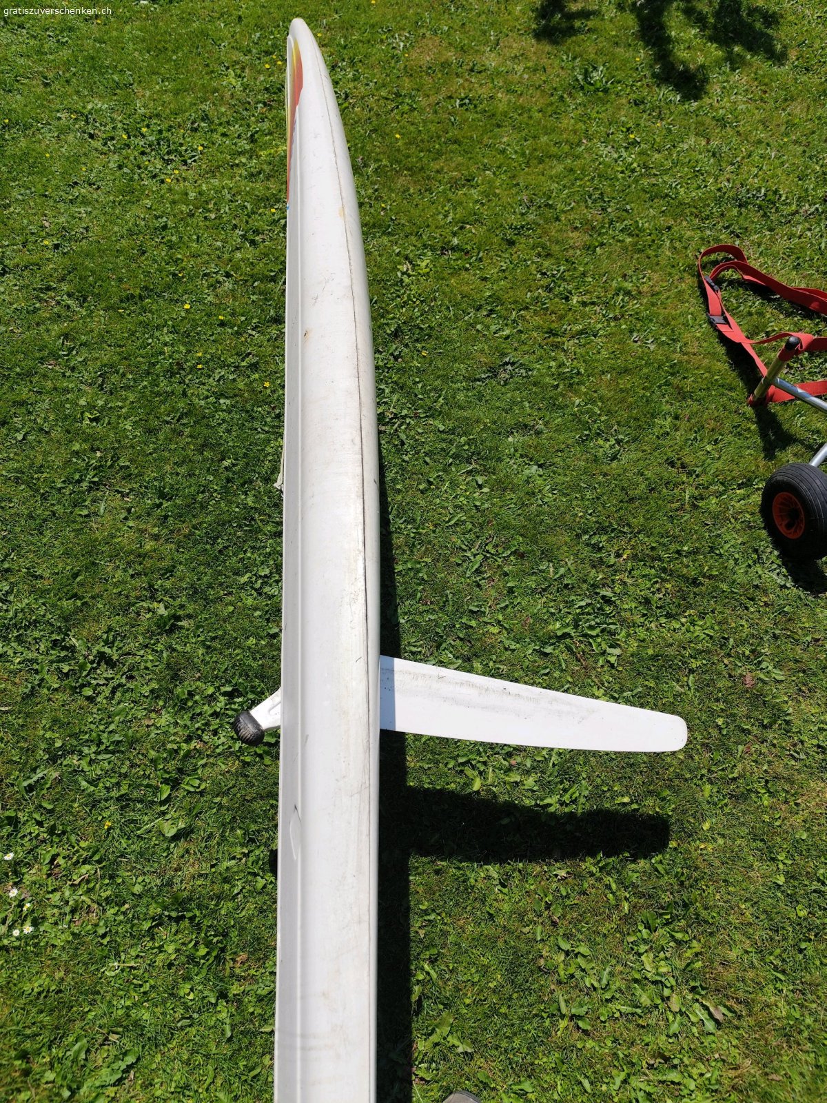 Standuppaddle oder Windsurfbrett. Ich glaube es ist ein ehemaliges Windsurfbrett, denn es hat Aufnahmen für ein Segel. Ich habe es einfach oft als Standuppaddle genutzt, da es einen sehr tiefen ausfahrbaren Keil hat ist es top in der Spurführung. Transportgestell mit dabei

Nur Abholung und Dachträger obligatorisch. Das Ding ist etwa 3 Meter lang