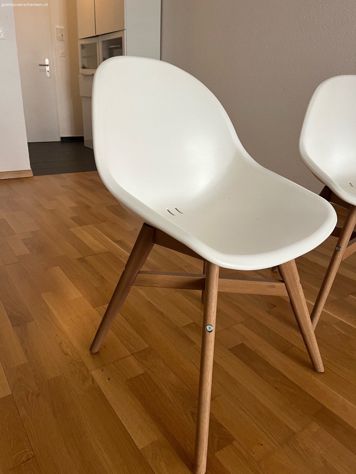 Stühle zu VERSCHENKEN. 2 Stühle in sehr gutem Zustand zu verschenken. Melde dich bei Interesse, damit ich dir die genaue Adresse für die Abholung geben kann.