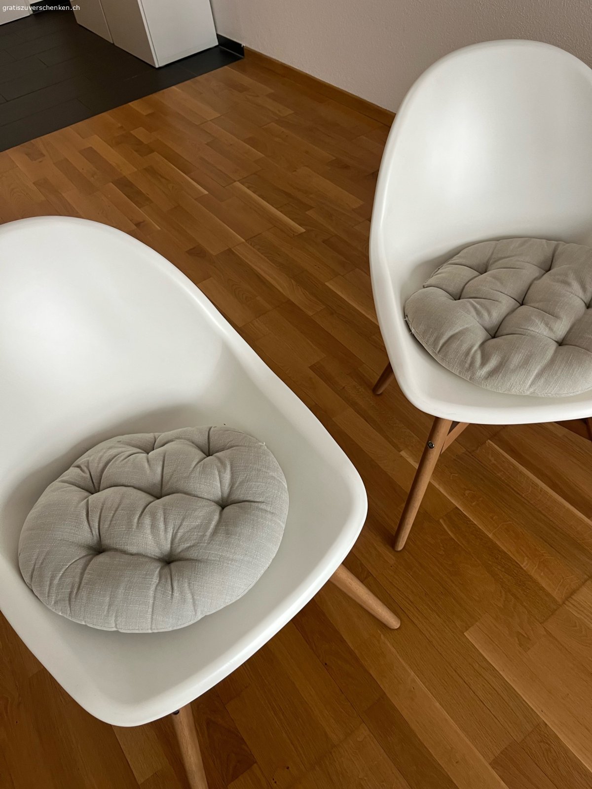 Stühle zu VERSCHENKEN. 2 Stühle in sehr gutem Zustand zu verschenken. Melde dich bei Interesse, damit ich dir die genaue Adresse für die Abholung geben kann.
