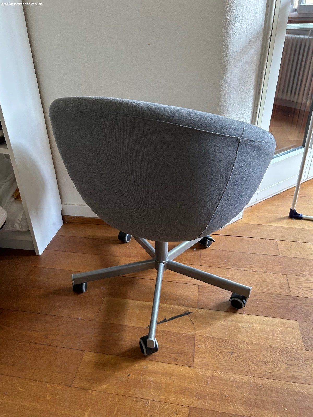 STUHL / SESSEL AUS STOFF (IKEA). IKEA Stuhl aus Stoff im Loungechair-Style. Kann gut als Schreibtischstuhl benutzt werden und ist auf Rollen.
GRATIS und abzuholen in 8046 Zürich