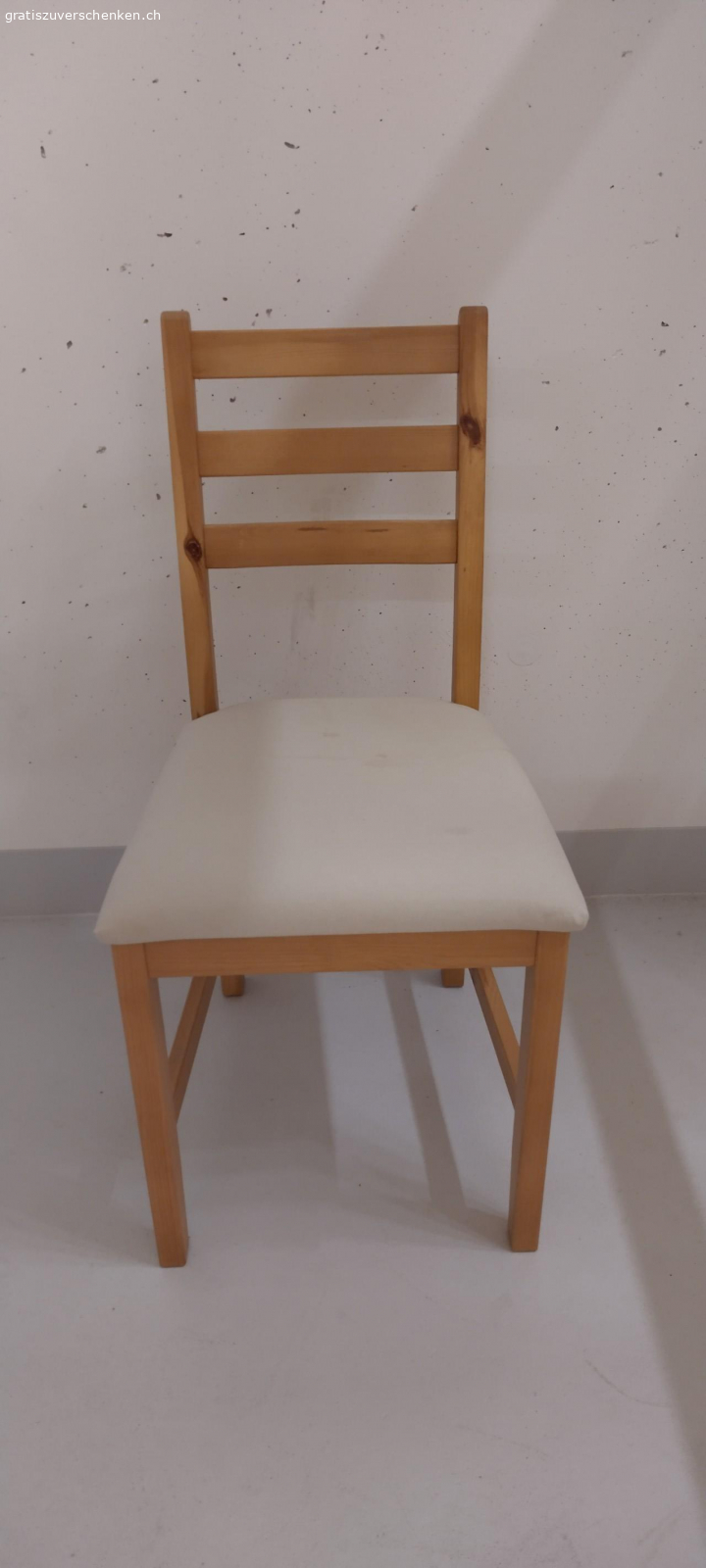 Stuhl. 4 Esszimmer Stühle von Ikea, beiges Polster hat leichte Flecken.