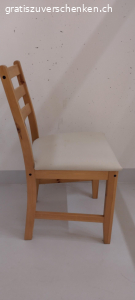 Stuhl. 4 Esszimmer Stühle von Ikea, beiges Polster hat leichte Flecken.