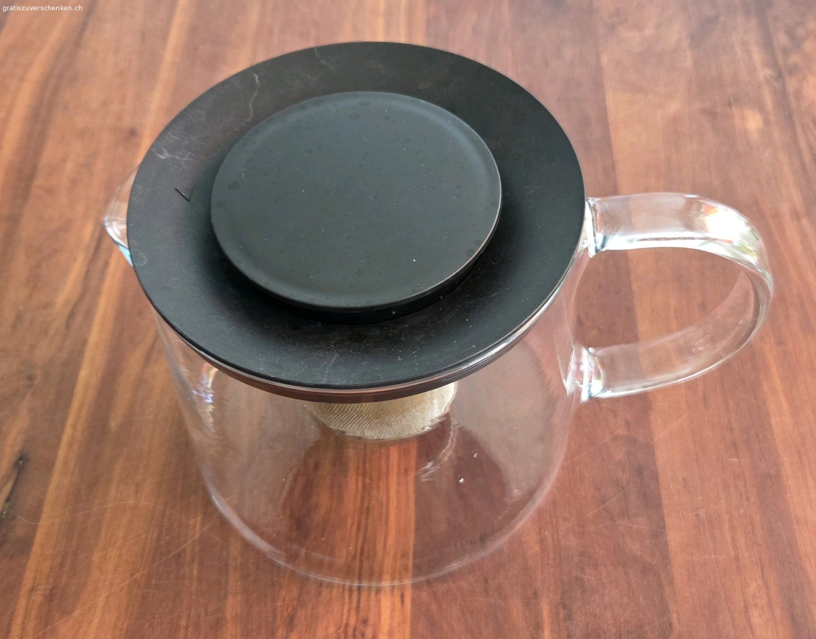 Teekanne. Teekanne 1.5Liter, Zustand sehr gut. Abholung im Milchkasten. Wer sie gerne möchte, meldet sich mit Angabe seiner Handynummer, ich melde mich dann per sms. Ohne Handynummer keine Antwort, ich habe keine Lust e-mails zu schreiben. Kein Versand. Abholung in Baden