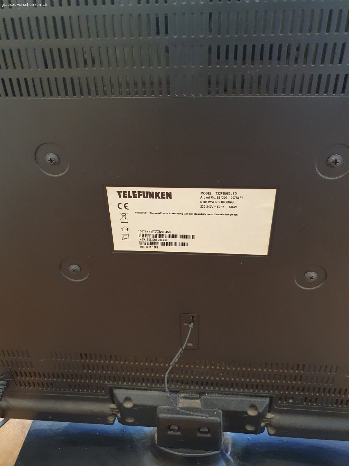 TELEFUNKEN Fernseher Modell T32FU980LED 32 Zoll gebraucht. Voll funktionstüchtig ohne Mängel und Einschränkungen! Dazu gehört ein schwarzes TV-Gestell mit Glastüre und Drehteller für Bildschirm.