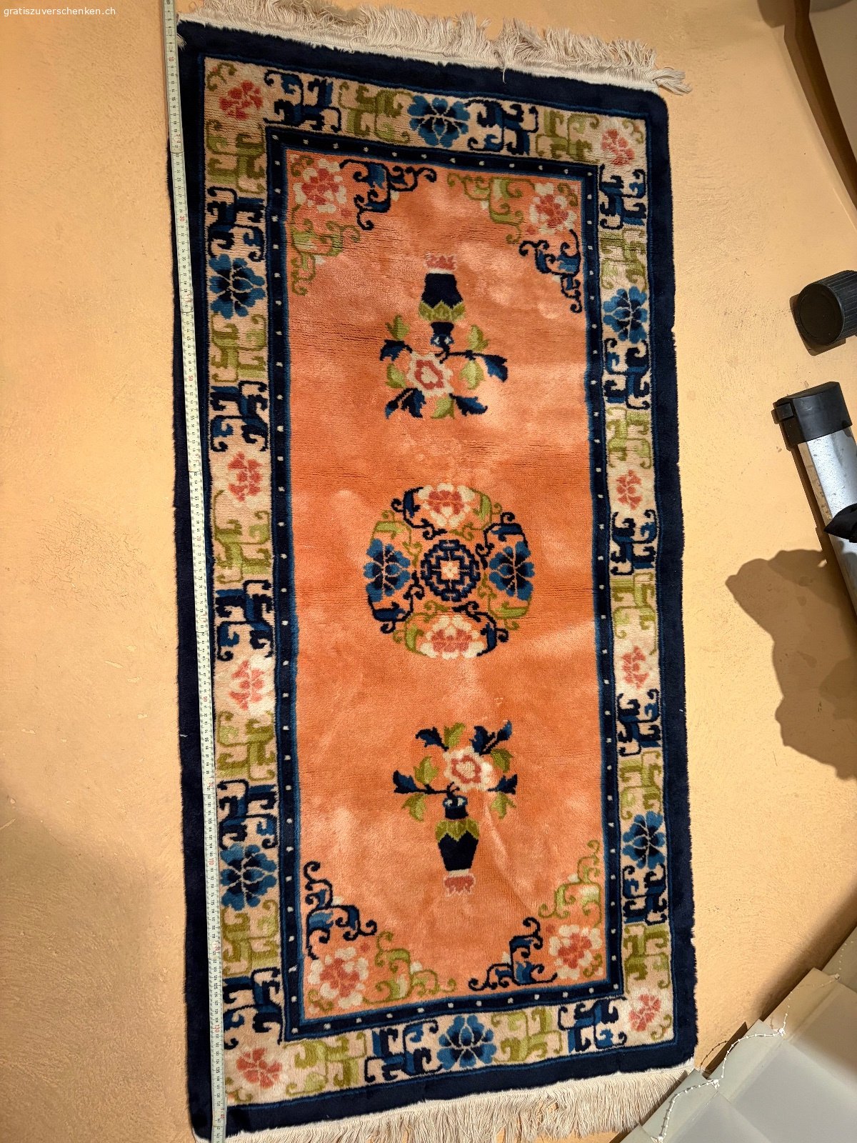 Teppich mit Fransen 70x150. Gut erhaltener Teppich. Eignet sich gut als Vorleger vor dem Bett. Muss abgeholt werden.