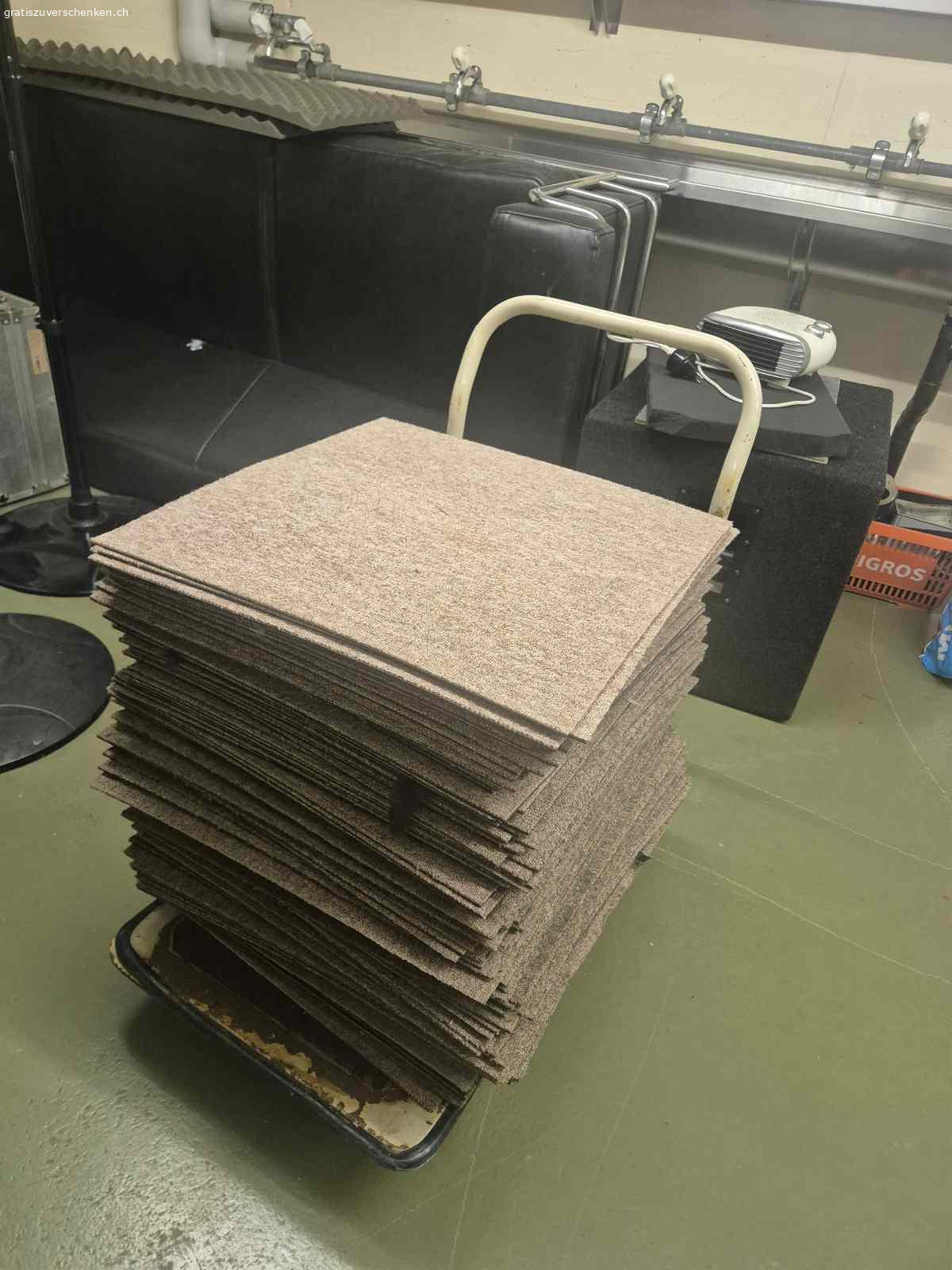 Teppichfliesen 50x50cm gratis zum abholen. Beige Teppichflesen, 50x50cm, 120Stk = 30m2
Gebraucht und in gutem Zustand. Geeignet für Bandraum.