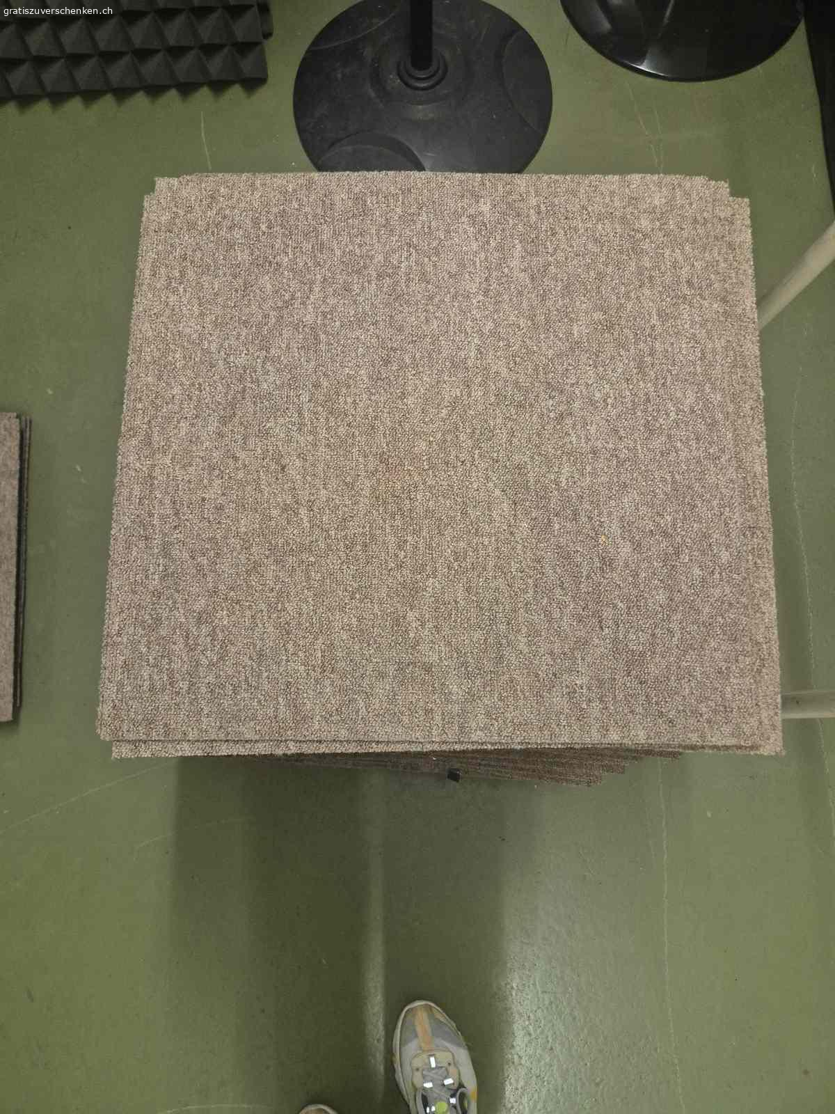 Teppichfliesen 50x50cm gratis zum abholen. Beige Teppichflesen, 50x50cm, 120Stk = 30m2
Gebraucht und in gutem Zustand. Geeignet für Bandraum.