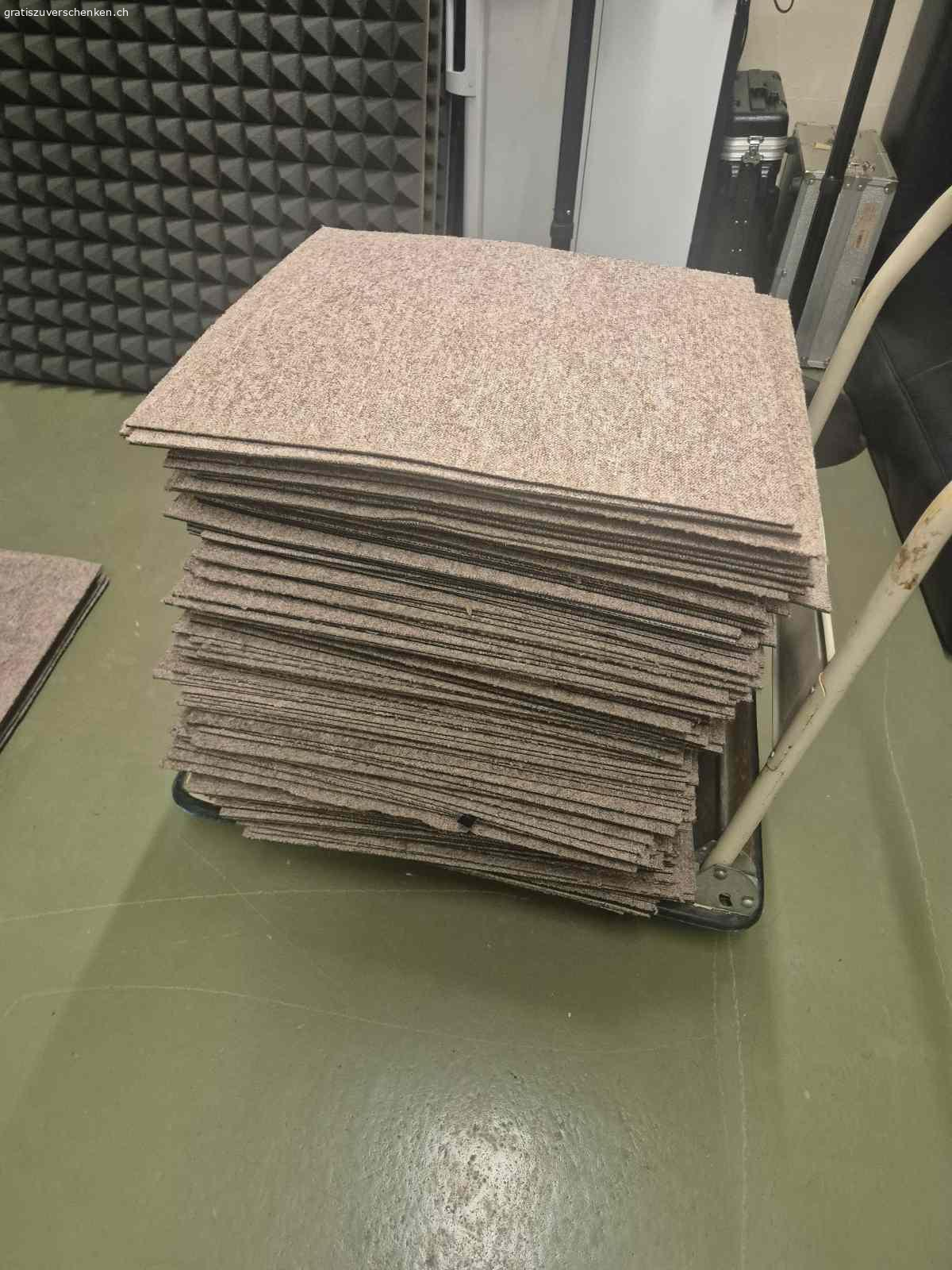 Teppichfliesen 50x50cm gratis zum abholen. Beige Teppichflesen, 50x50cm, 120Stk = 30m2
Gebraucht und in gutem Zustand. Geeignet für Bandraum.