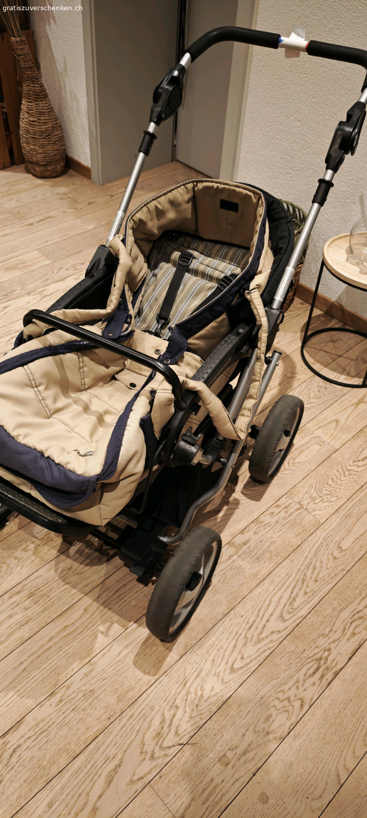 Teutonia Mistral Sports Kinderwagen. Baby und Kinderwagen mit Wanne. Kann zum Sportsitz einfach umgebaut werden.
Gewaschen und komplett geputzt.