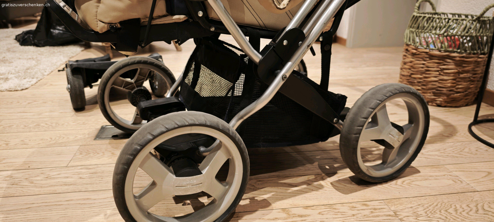 Teutonia Mistral Sports Kinderwagen. Baby und Kinderwagen mit Wanne. Kann zum Sportsitz einfach umgebaut werden.
Gewaschen und komplett geputzt.