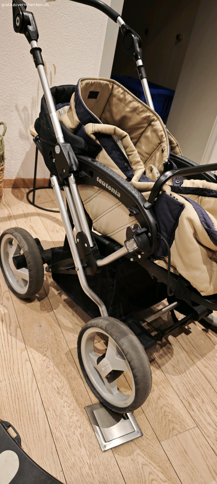 Teutonia Mistral Sports Kinderwagen. Baby und Kinderwagen mit Wanne. Kann zum Sportsitz einfach umgebaut werden.
Gewaschen und komplett geputzt.