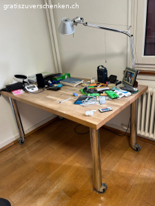 TISCH AUS HOLZ