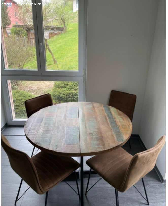 Tisch Boho 110 cm mit oder ohne Stühle. Wieder zu haben, da nicht abgeholt:

Der Tisch ist in gutem Zustand und coolem Boho Look.
Durchmesser 110cm
Der Tisch ist ohne und mit 4 Stühlen erhältlich. Die Stühle haben sichtbare Gebrauchsspuren von Katzen.