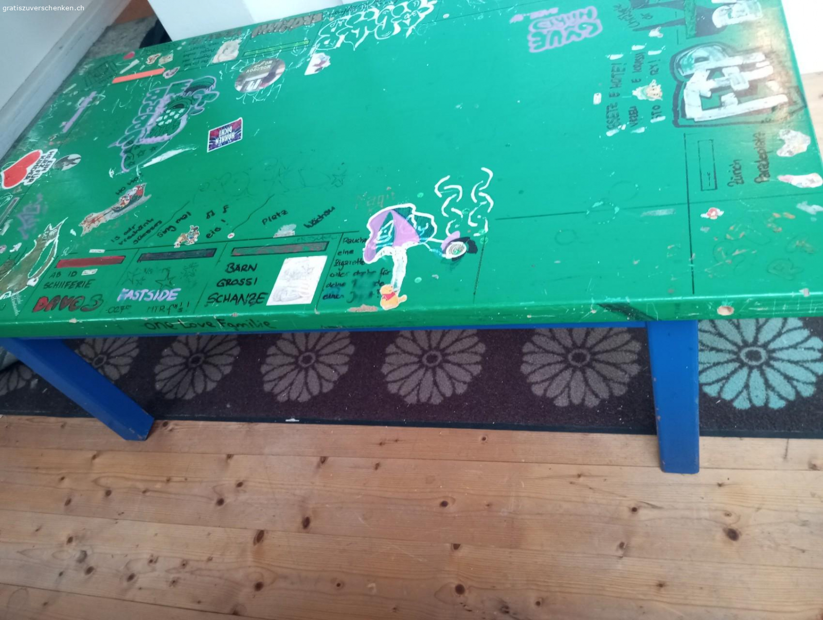 Tisch für z.b Wohnzimmer und bas. wer will kann ihn neu bemalen oder serviettentechnifizieren oder was du dir wünschst. wer möchte kann aber auch einfach diese neue blumen Tischdecke mit dazu haben ☺️?