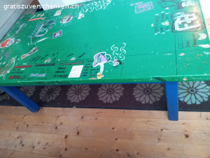 Tisch für z.b Wohnzimmer und bas. wer will kann ihn neu bemalen oder serviettentechnifizieren oder was du dir wünschst. wer möchte kann aber auch einfach diese neue blumen Tischdecke mit dazu haben ☺️?