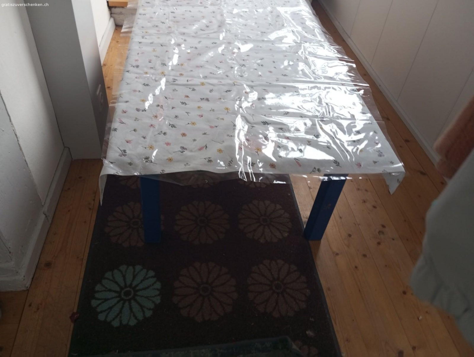 Tisch für z.b Wohnzimmer und bas. wer will kann ihn neu bemalen oder serviettentechnifizieren oder was du dir wünschst. wer möchte kann aber auch einfach diese neue blumen Tischdecke mit dazu haben ☺️?