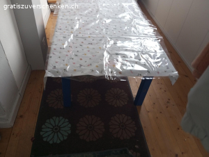Tisch für z.b Wohnzimmer und bas. wer will kann ihn neu bemalen oder serviettentechnifizieren oder was du dir wünschst. wer möchte kann aber auch einfach diese neue blumen Tischdecke mit dazu haben ☺️?