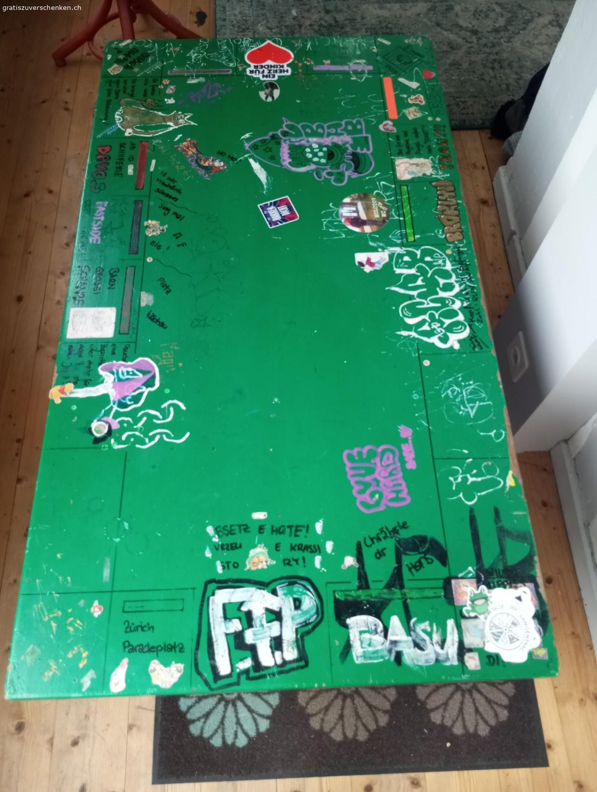 Tisch für z.b Wohnzimmer und bas. wer will kann ihn neu bemalen oder serviettentechnifizieren oder was du dir wünschst. wer möchte kann aber auch einfach diese neue blumen Tischdecke mit dazu haben ☺️?