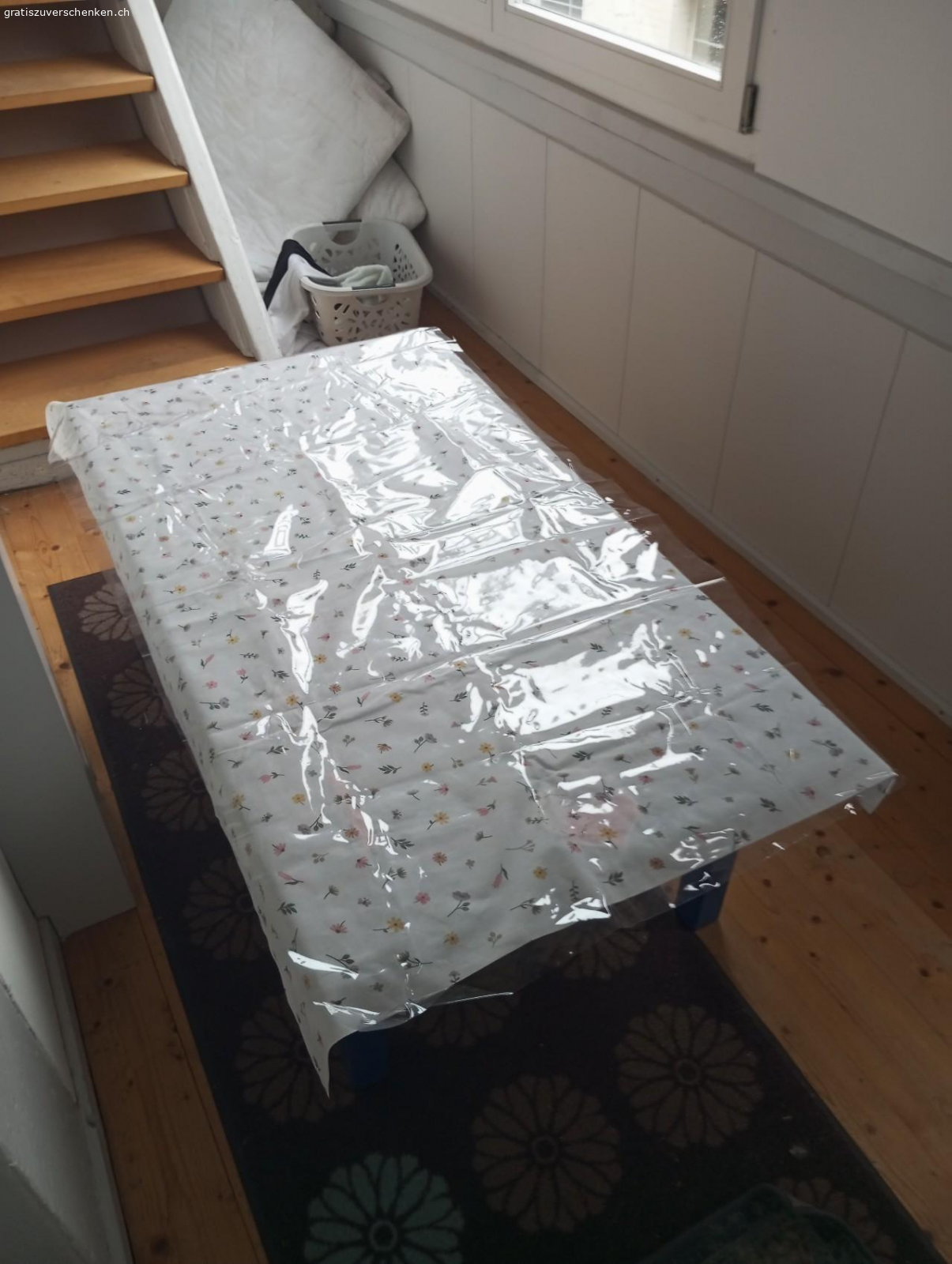 Tisch für z.b Wohnzimmer und bas. wer will kann ihn neu bemalen oder serviettentechnifizieren oder was du dir wünschst. wer möchte kann aber auch einfach diese neue blumen Tischdecke mit dazu haben ☺️?