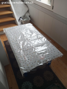 Tisch für z.b Wohnzimmer und bas. wer will kann ihn neu bemalen oder serviettentechnifizieren oder was du dir wünschst. wer möchte kann aber auch einfach diese neue blumen Tischdecke mit dazu haben ☺️?