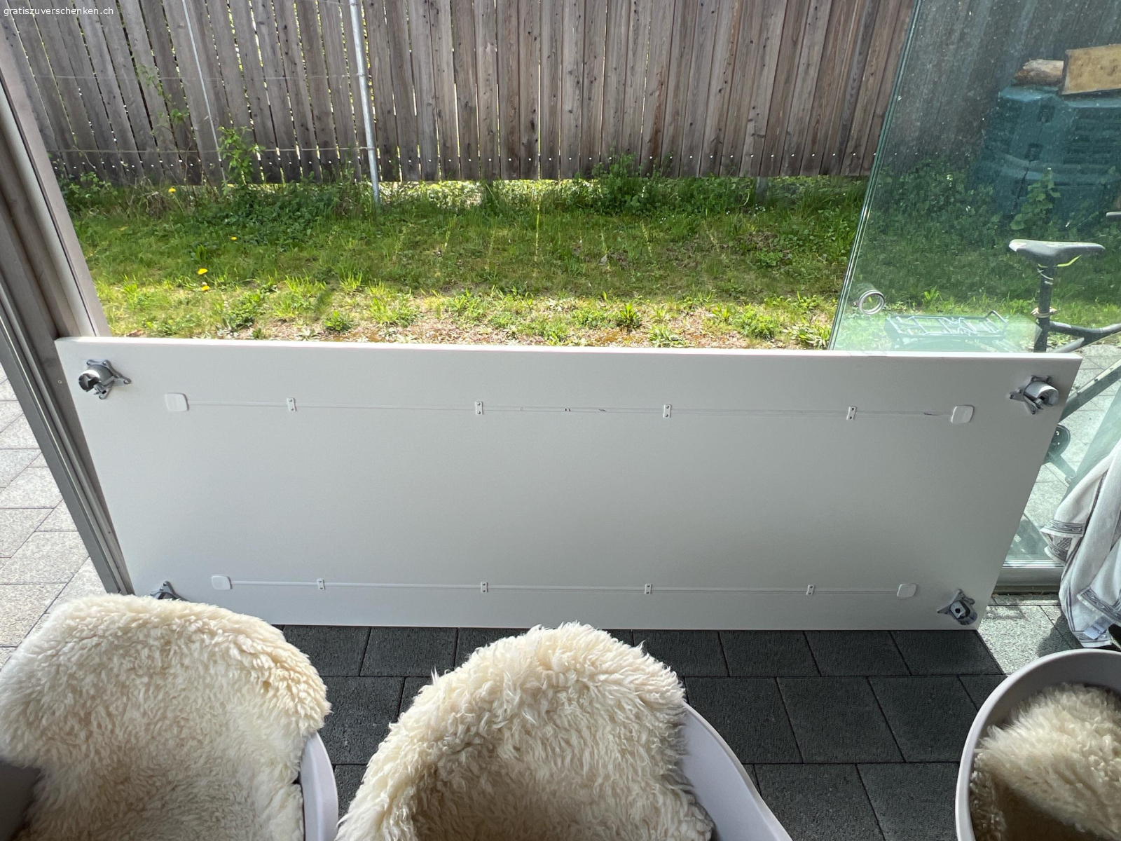 Tisch weiss 2.40 x 0.85. inkl. 4 Tischbeine in Metall grau