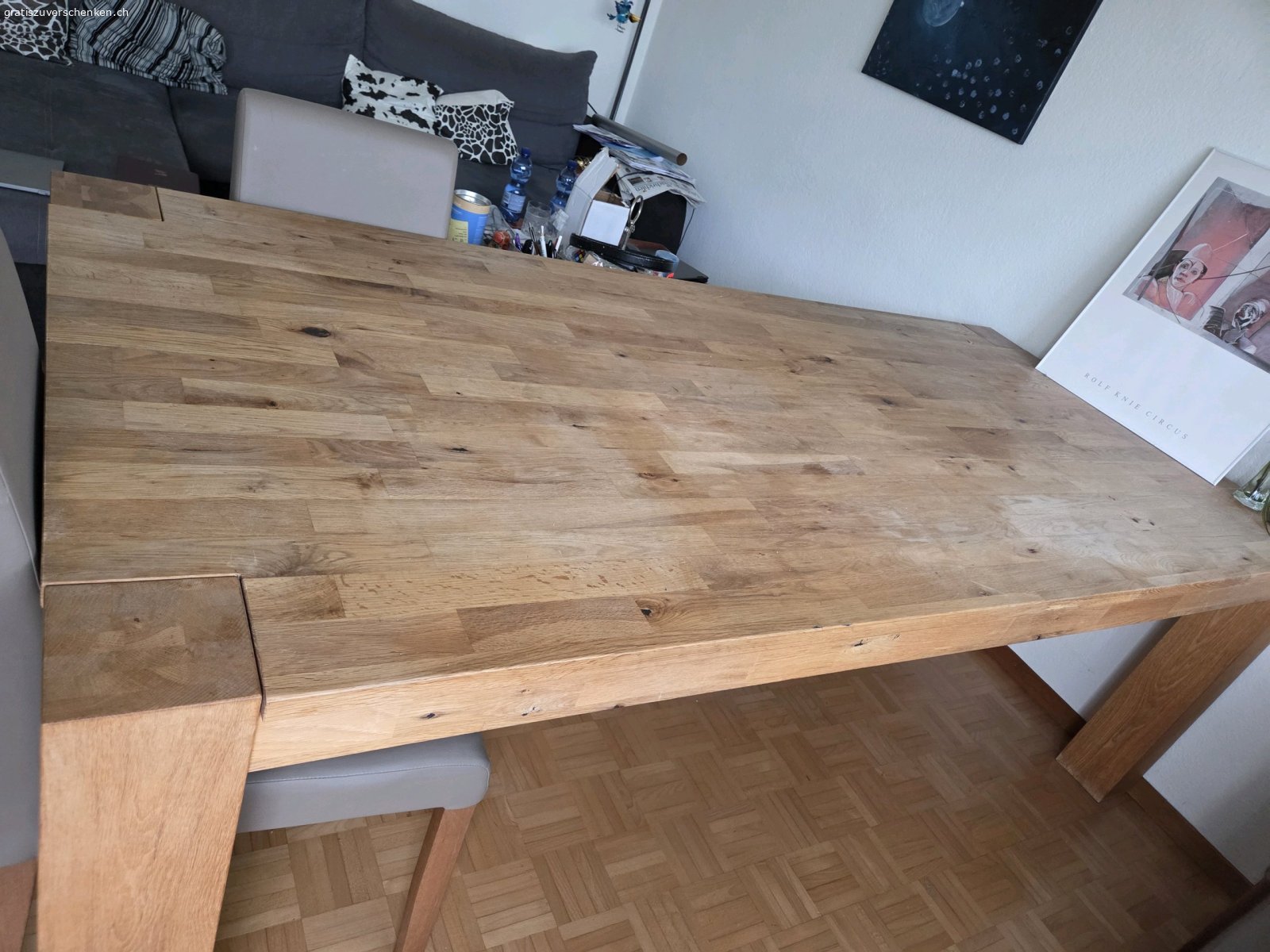 Tisch zu verschenken. Infolge Umzug zu verschenken Holztisch Breite 1 m Länge 2 m 20 cm. Könnte neue Lackierung an einer Stelle vertragen. Siehe Fotos.