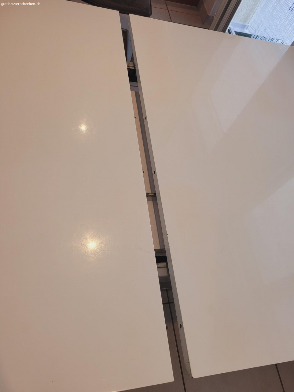 Tisch. Länge 180cm
Breite: 105cm
ausziehbar auf 230cm
Gratis abzuholen am 4.8. oder 5.8. in Birrhard