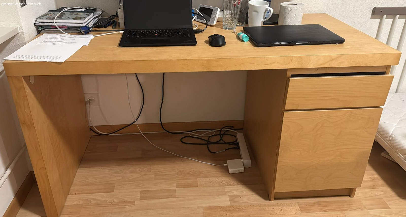 Tisch. Ein Arbeitstisch ist zu verschenken.
Bedingung: Selbst abholen.