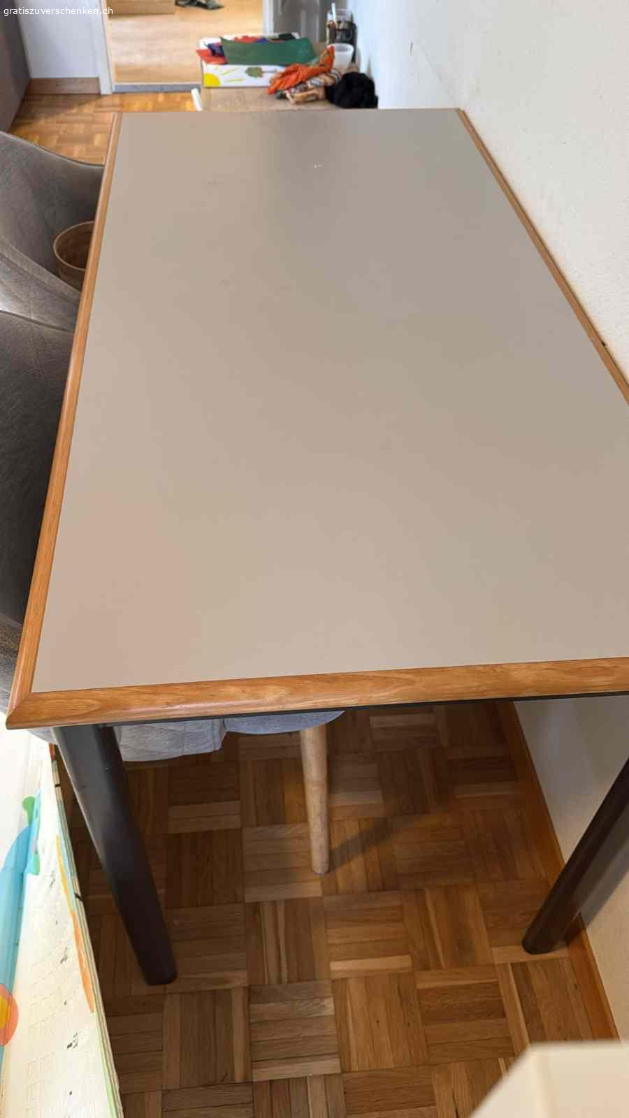 Tisch. Ein Tisch ist zu verschenken.
Bedingung: Selbst abholen.