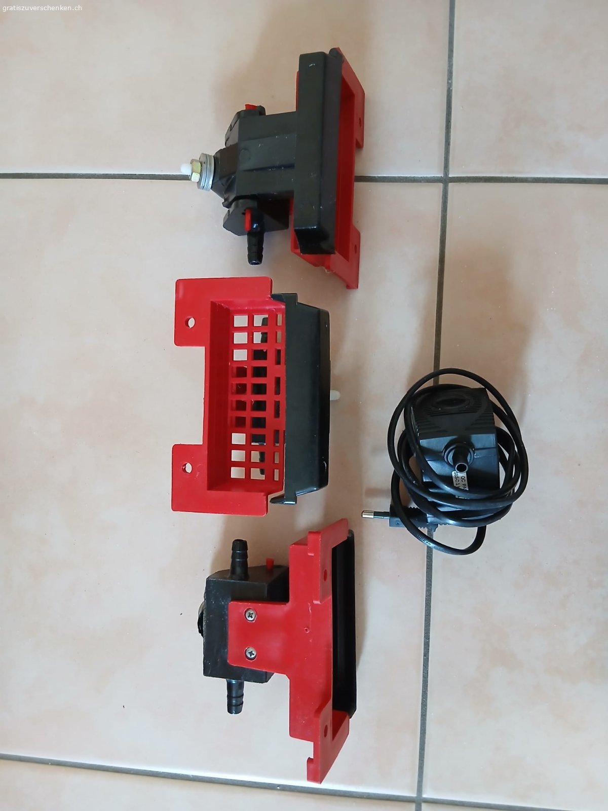 Tränke für Hühner/Wachteln. Teile für automatisches Tränksystem für Hühner- oder Wachtelstall.