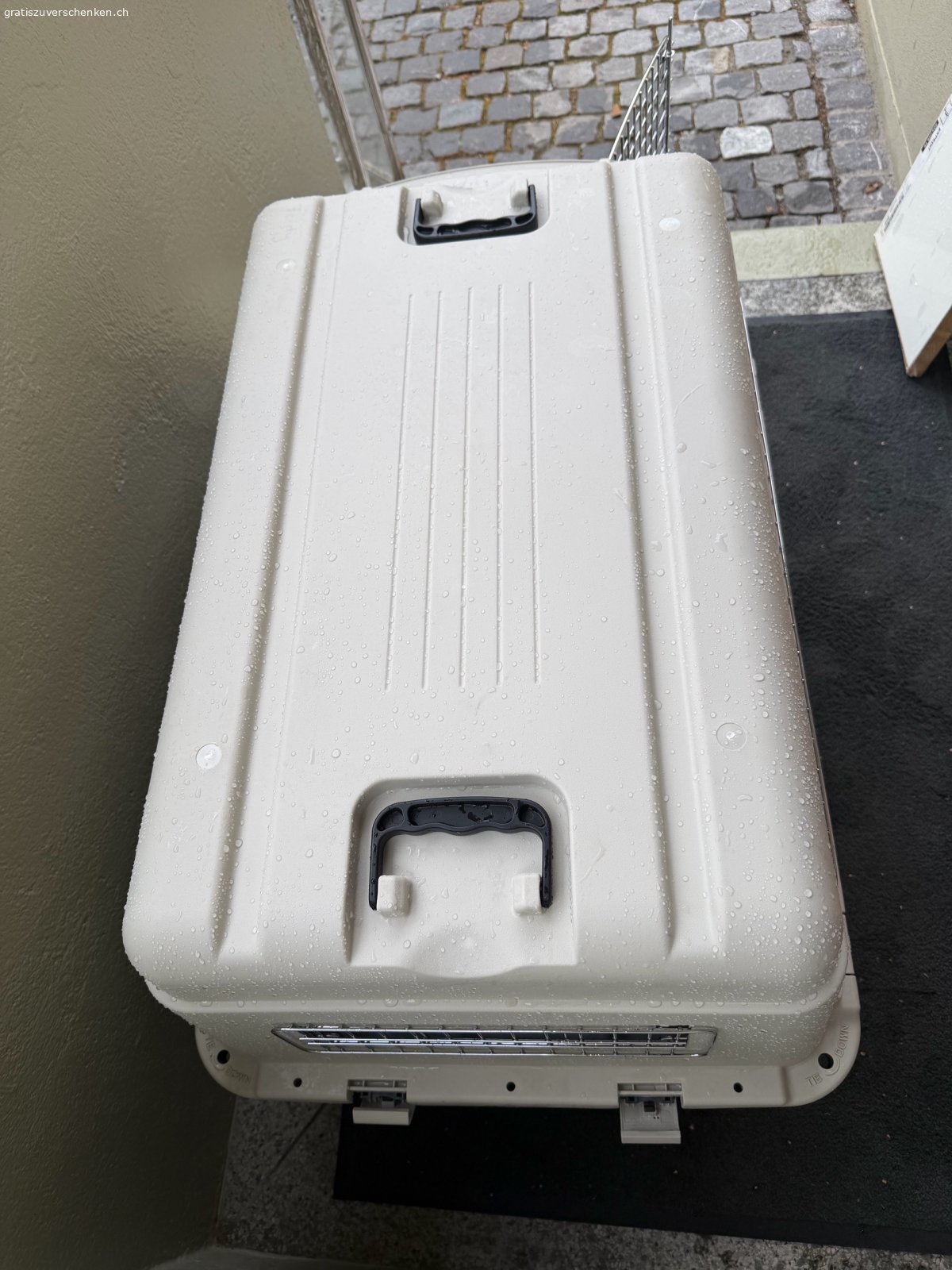 Transport Boxe 90/60/60. Grosse Transport Boxe Flugzeug geeignet 
verschraubt und mit Futter und Trinkgegäss.
einmal gebraucht 
muss abgeholt werden