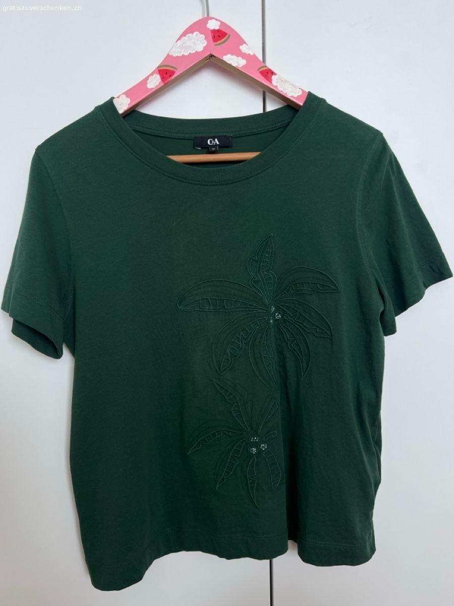 Tshirt C&A mit Perlendetails. Schönes, zeitloses Basic-Tshirt mit schönen Perl-Details freut sich auf ein neues Zuhause. In super Zustand.✨?