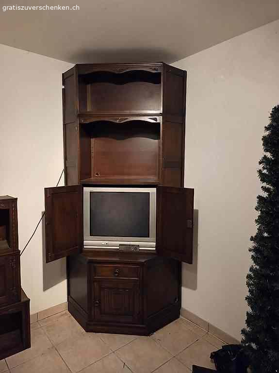 Tudor Wohnwand. Es gibt noch einen weiteren eckschrank und weitere Elemente für oben drauf sodass sie höher ist - siehe Bilder.

Muss abgeholt und selbst abgebaut werden. Super Zustand, in ein paar seitenwänden hat es ein Loch für Kabel.
Grösse ca 370cm lang und 230cm hoch. (Geschätzt)

Kann gerne besichtigt werden.