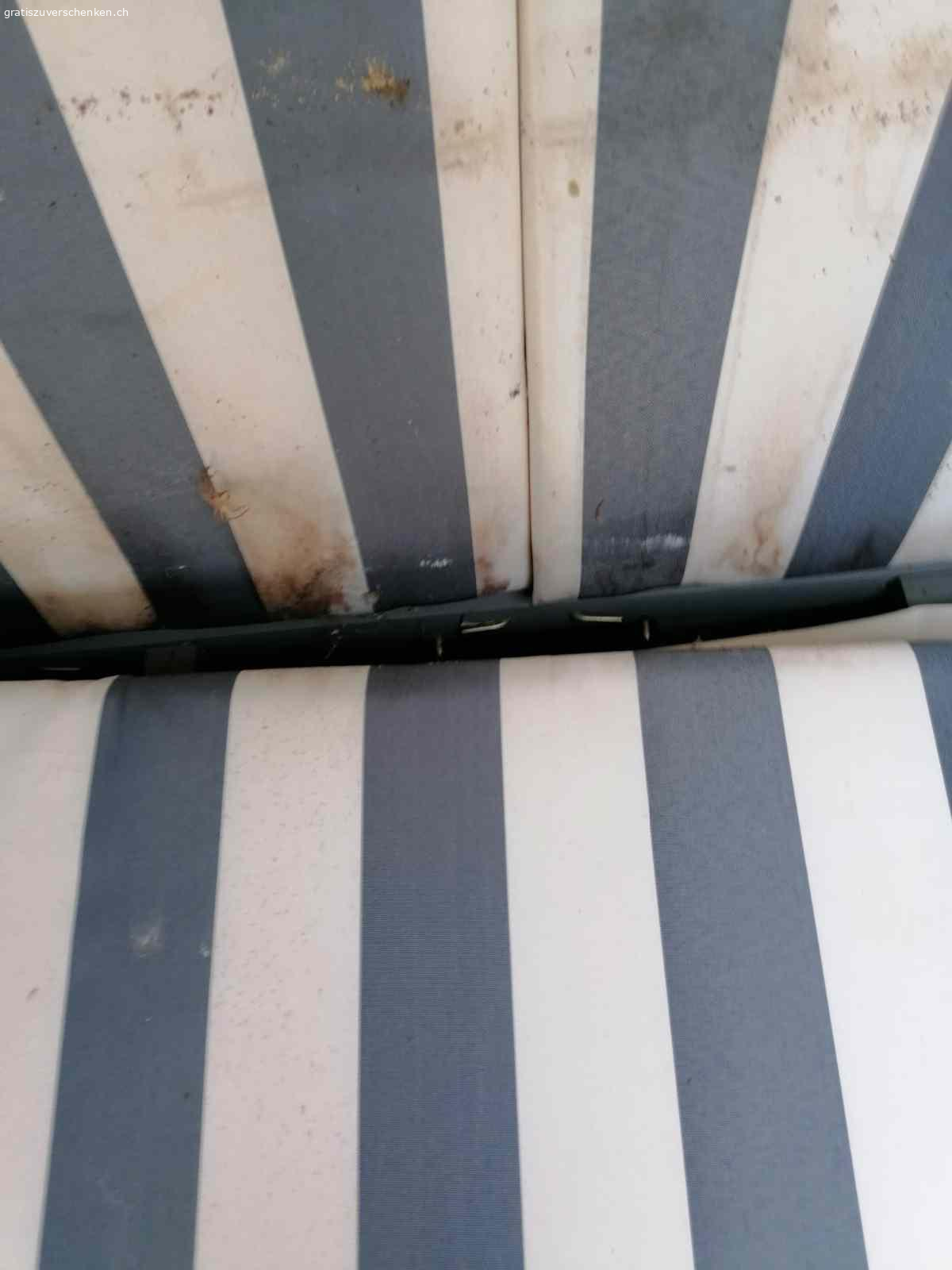 Überholungsbedürftiger Strandkorb zu verschenken. Überholungsbedürftiger Strandkorb zu verschenken

Strandkorb (ca. 2 Jahre alt) zu verschenken. Wurde über den Winter leider draussen gelassen (abgedeckt), daher mit Schimmelstellen und insgesamt überholungsbedürftig. 2. Bild Unterseite Bank.
 Ein Kissen wurde von Mäusen beschädigt. Sh. Fotos.
Ansonsten in ok Zustand. 
Besichtigung möglich.
Abholung vor Ort jederzeit ab sofort.
Ohne Garantie.
Masse:
Breite: 120. . Tiefe: 80