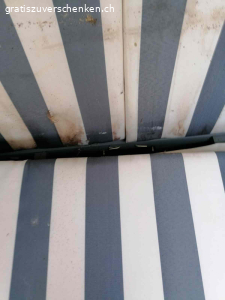 Überholungsbedürftiger Strandkorb zu verschenken. Überholungsbedürftiger Strandkorb zu verschenken

Strandkorb (ca. 2 Jahre alt) zu verschenken. Wurde über den Winter leider draussen gelassen (abgedeckt), daher mit Schimmelstellen und insgesamt überholungsbedürftig. 2. Bild Unterseite Bank.
 Ein Kissen wurde von Mäusen beschädigt. Sh. Fotos.
Ansonsten in ok Zustand. 
Besichtigung möglich.
Abholung vor Ort jederzeit ab sofort.
Ohne Garantie.
Masse:
Breite: 120. . Tiefe: 80