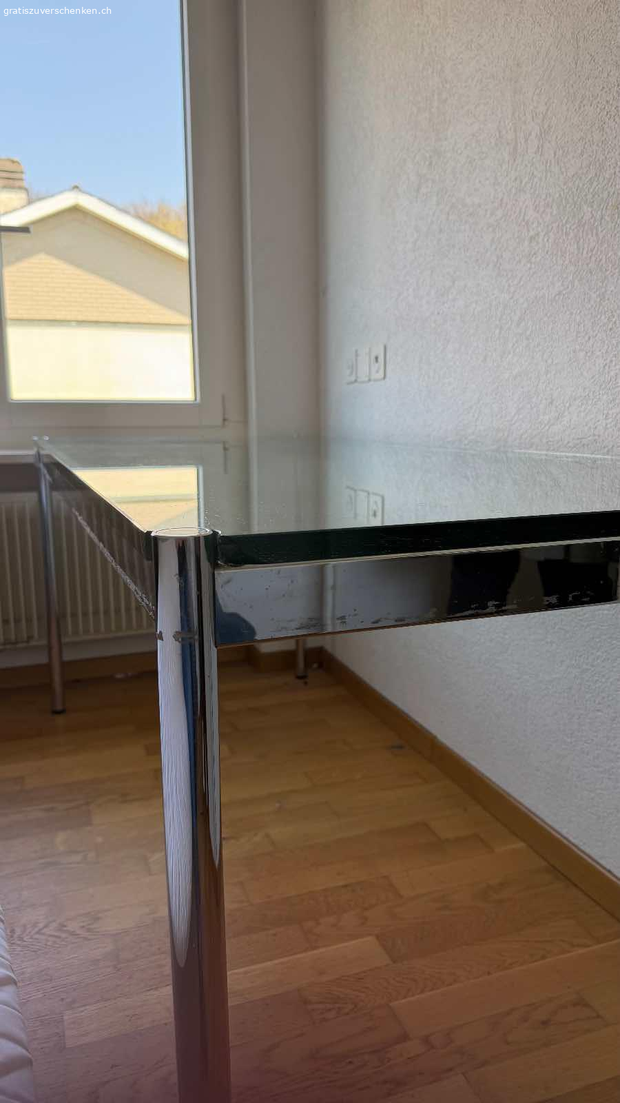 USM Glastisch. Massiver Glastisch fürs Büro.
Hat ein paar Flecken, sonst guter Zustand.