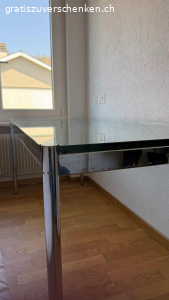 USM Glastisch. Massiver Glastisch fürs Büro.
Hat ein paar Flecken, sonst guter Zustand.