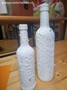 Vasen. Weinflaschen in verschiedenen Grössen und Formen. Mit modellierpaste, Glitzer und Perlen verziert. Wurde für eine Hochzeitsdeko verwendet.