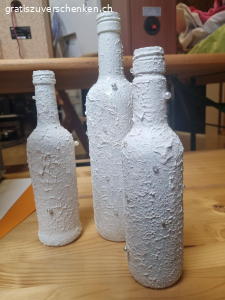 Vasen. Weinflaschen in verschiedenen Grössen und Formen. Mit modellierpaste, Glitzer und Perlen verziert. Wurde für eine Hochzeitsdeko verwendet.