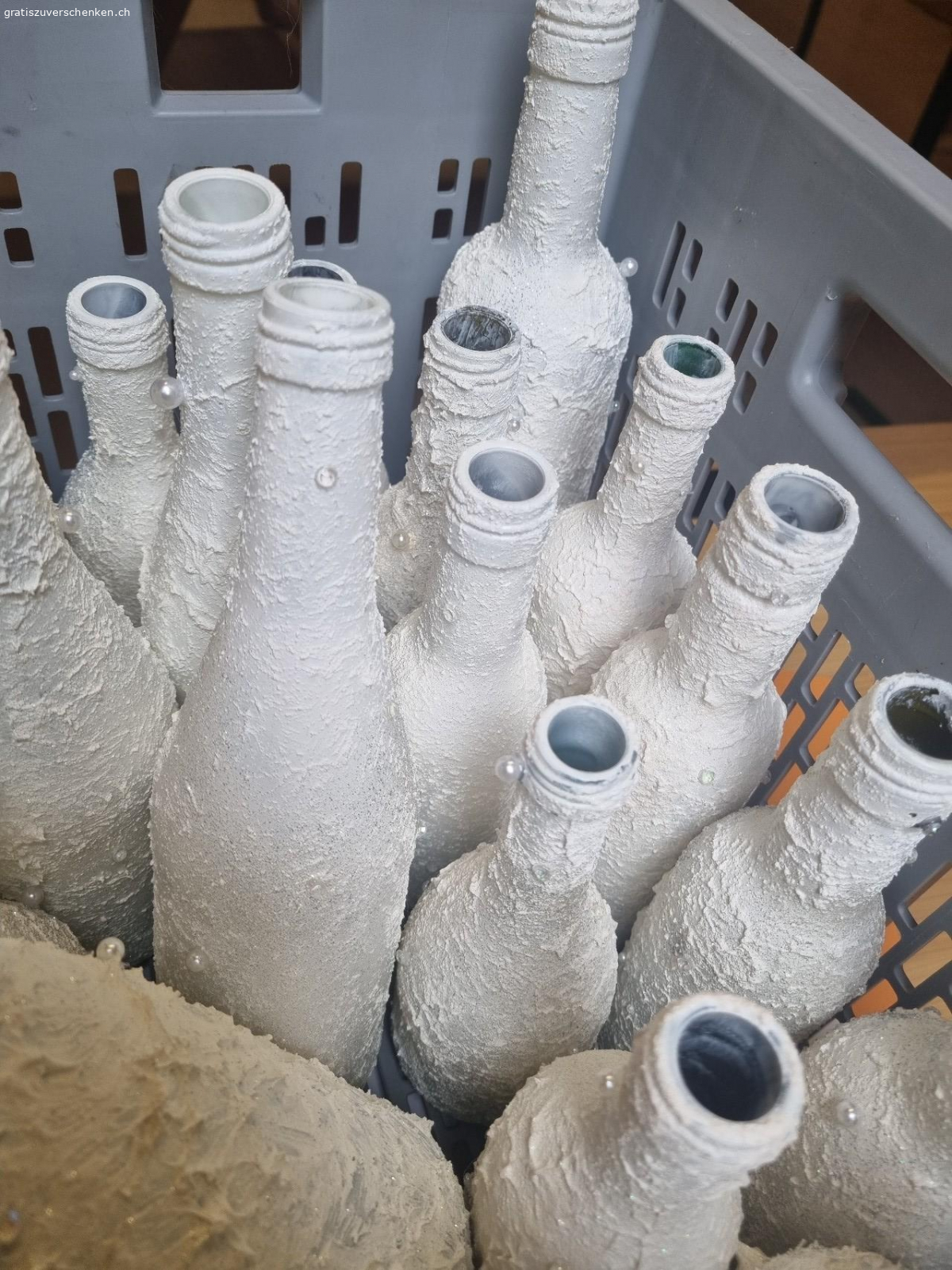 Vasen. Weinflaschen in verschiedenen Grössen und Formen. Mit modellierpaste, Glitzer und Perlen verziert. Wurde für eine Hochzeitsdeko verwendet.