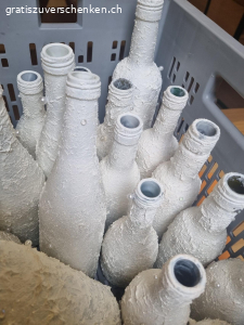 Vasen. Weinflaschen in verschiedenen Grössen und Formen. Mit modellierpaste, Glitzer und Perlen verziert. Wurde für eine Hochzeitsdeko verwendet.