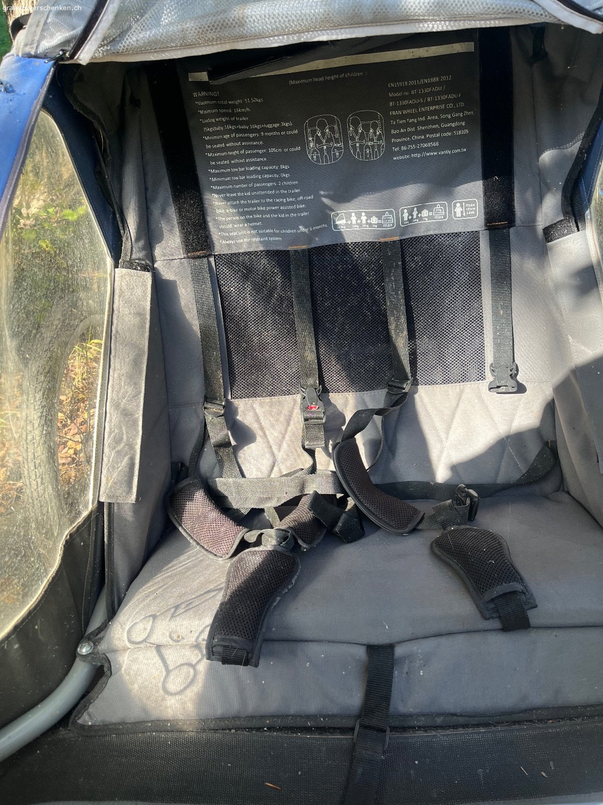 veloanhönger. gebrauchter veloanhänger,1 rad kann ich nicht pumpen,ev ventil defekt,fürs vorderrad habe ich keine passende pumpe.Stand lange im schopf,muss noch gereinigt werden.1 stelle leich angerissen.