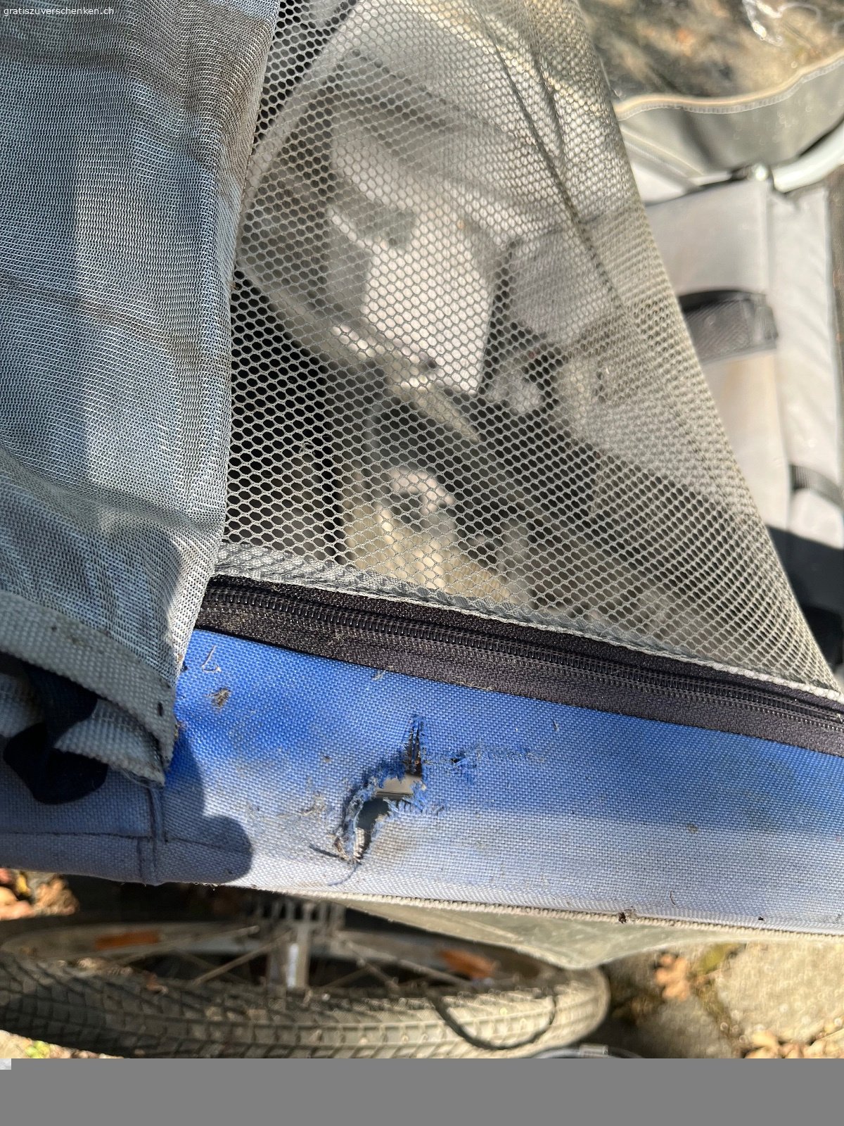 veloanhönger. gebrauchter veloanhänger,1 rad kann ich nicht pumpen,ev ventil defekt,fürs vorderrad habe ich keine passende pumpe.Stand lange im schopf,muss noch gereinigt werden.1 stelle leich angerissen.