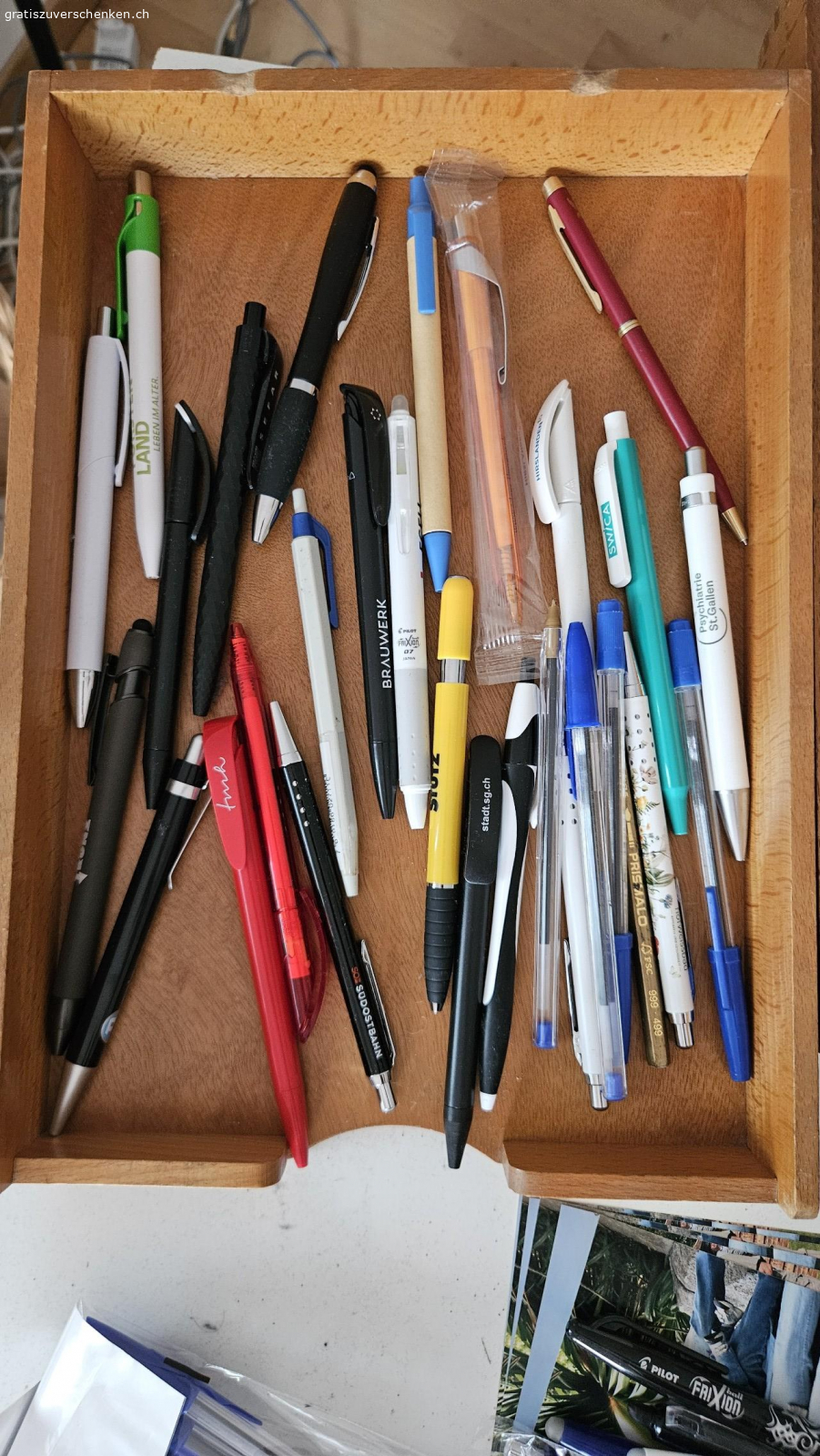 versch. Kugelschreiber. Sollten eigentlich alle noch funktionieren aber keine Garantie.