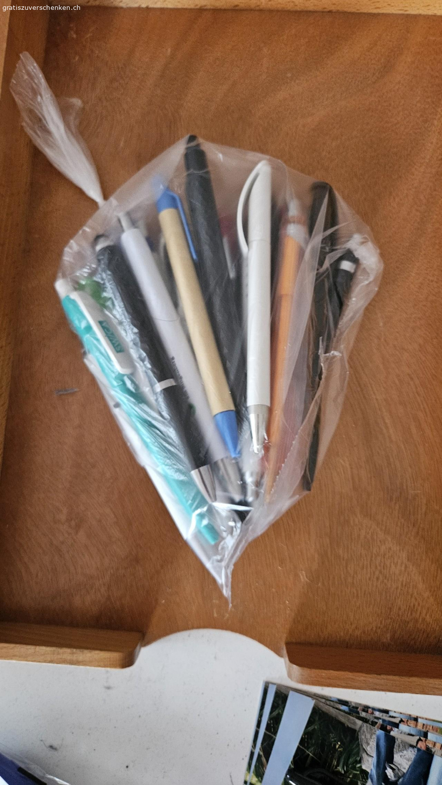 versch. Kugelschreiber. Sollten eigentlich alle noch funktionieren aber keine Garantie.