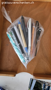 versch. Kugelschreiber. Sollten eigentlich alle noch funktionieren aber keine Garantie.