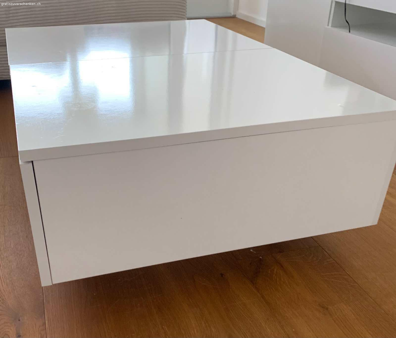 Verschenken Couchtisch. GRATIS :
Wir verschenken einen TV-Tisch mit 4 Schubladen aus Holz.
Die Qualität ist nicht ausgezeichnet, aber der Tisch sieht schön aus und ist sehr praktisch.
Maße: Höhe 31 cm, Länge 90 cm, Tiefe 60 cm.
Ideal für das Wohnzimmer.
Es ist zu abholen