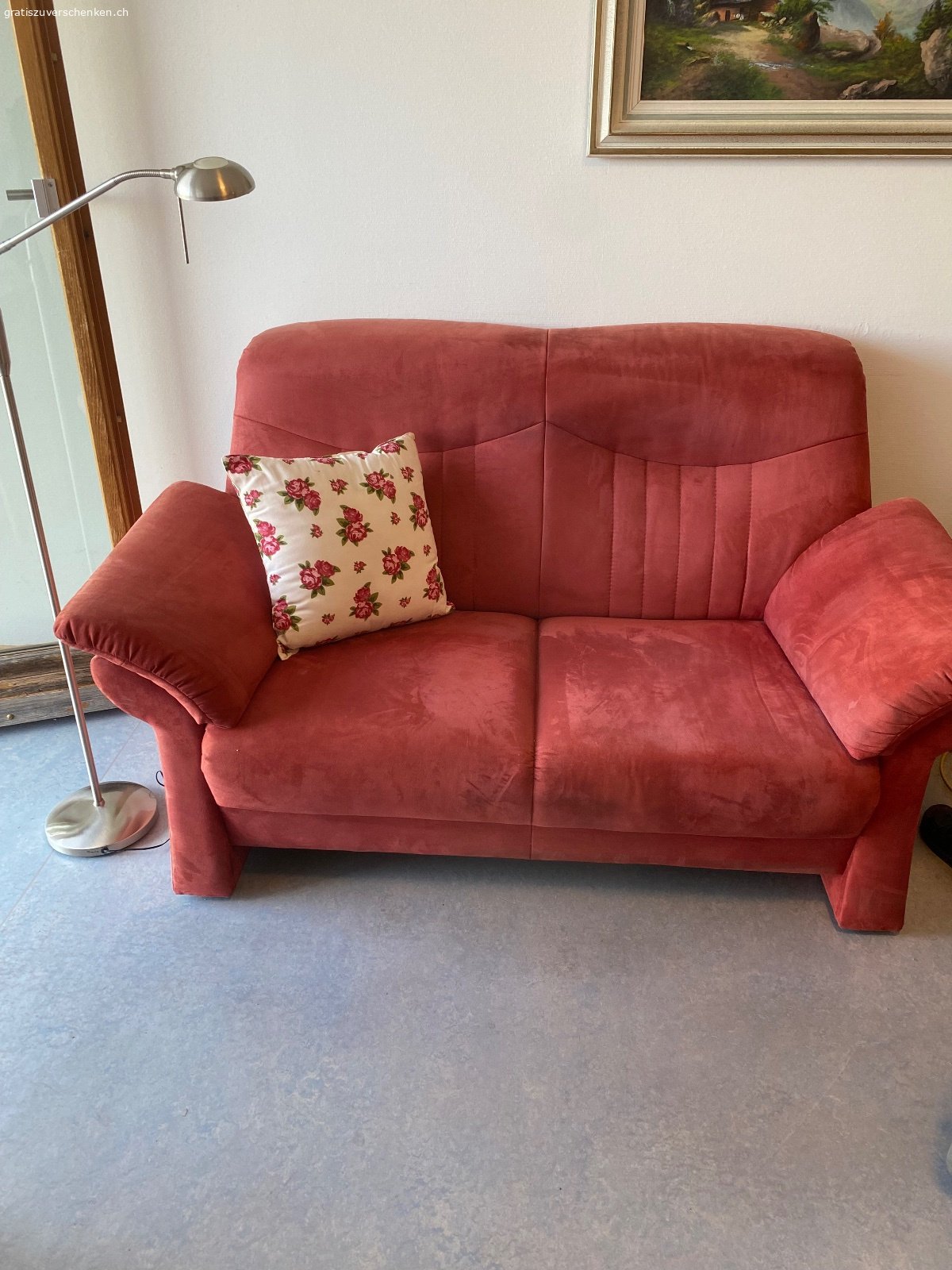 Verschiedene Möbel -gratis abzuholen in Windisch. Alles gratis und in gutem Zustand. 2-er Sofa, passend 4 Stühle und 1 Tisch  und Wanduhr. Alles in gutem Zustand. Der Tisch hat Gebrauchtspuren. Muss abgeholt werden bis 15.7. in Windisch