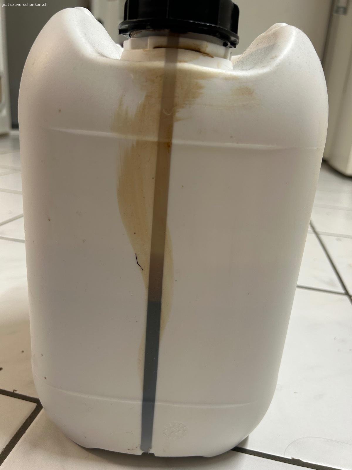Vinasse. Wie auf dem Bild zu erkennen sind etwa noch 5Liter von 10Liter übrig.